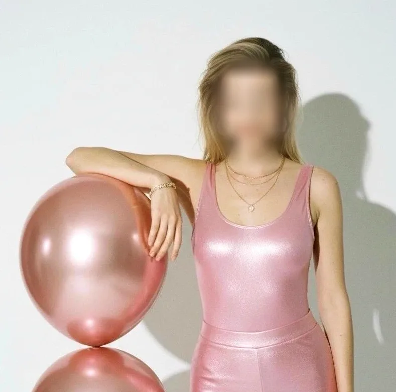 June, 33 años